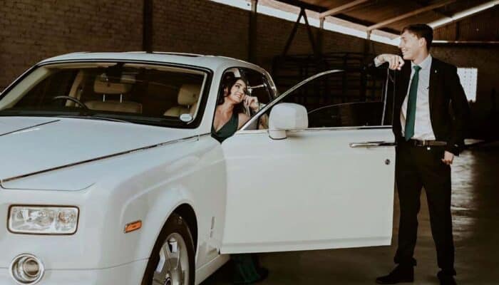 6 benefits of hiring an airport limousine service