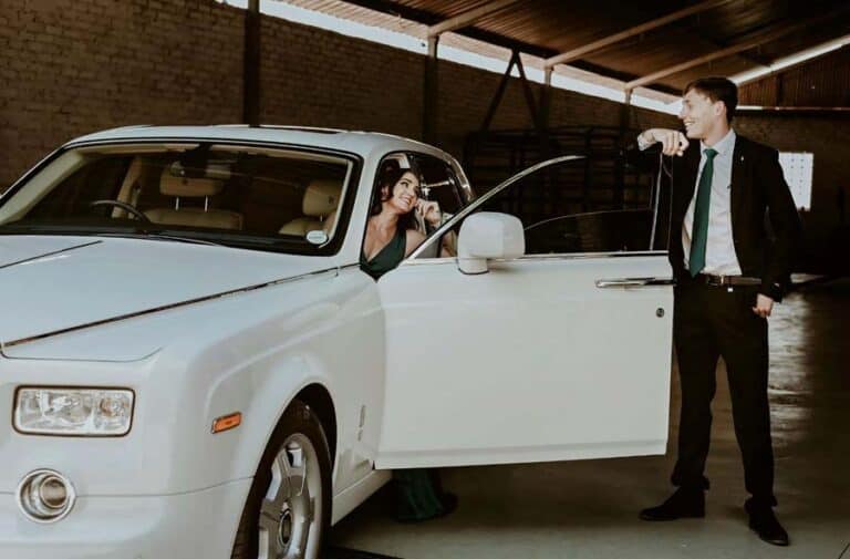 6 benefits of hiring an airport limousine service