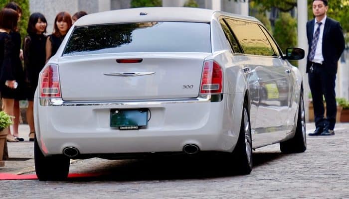 limo vs. stretch limo: which ride is right for your occasion?